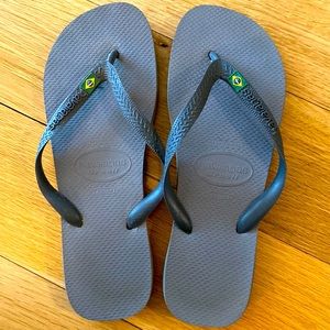 NEVER WORN Men’s Havaianas size 43-44 sandals. Received as a gift.
